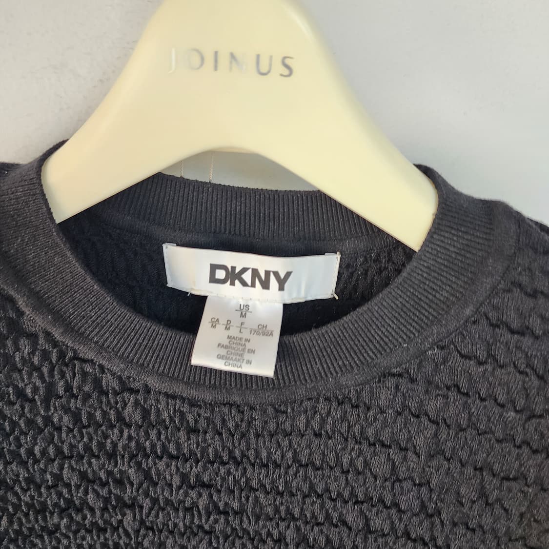 DKNY 블랙 셔링 반팔 티셔츠 상품이미지4