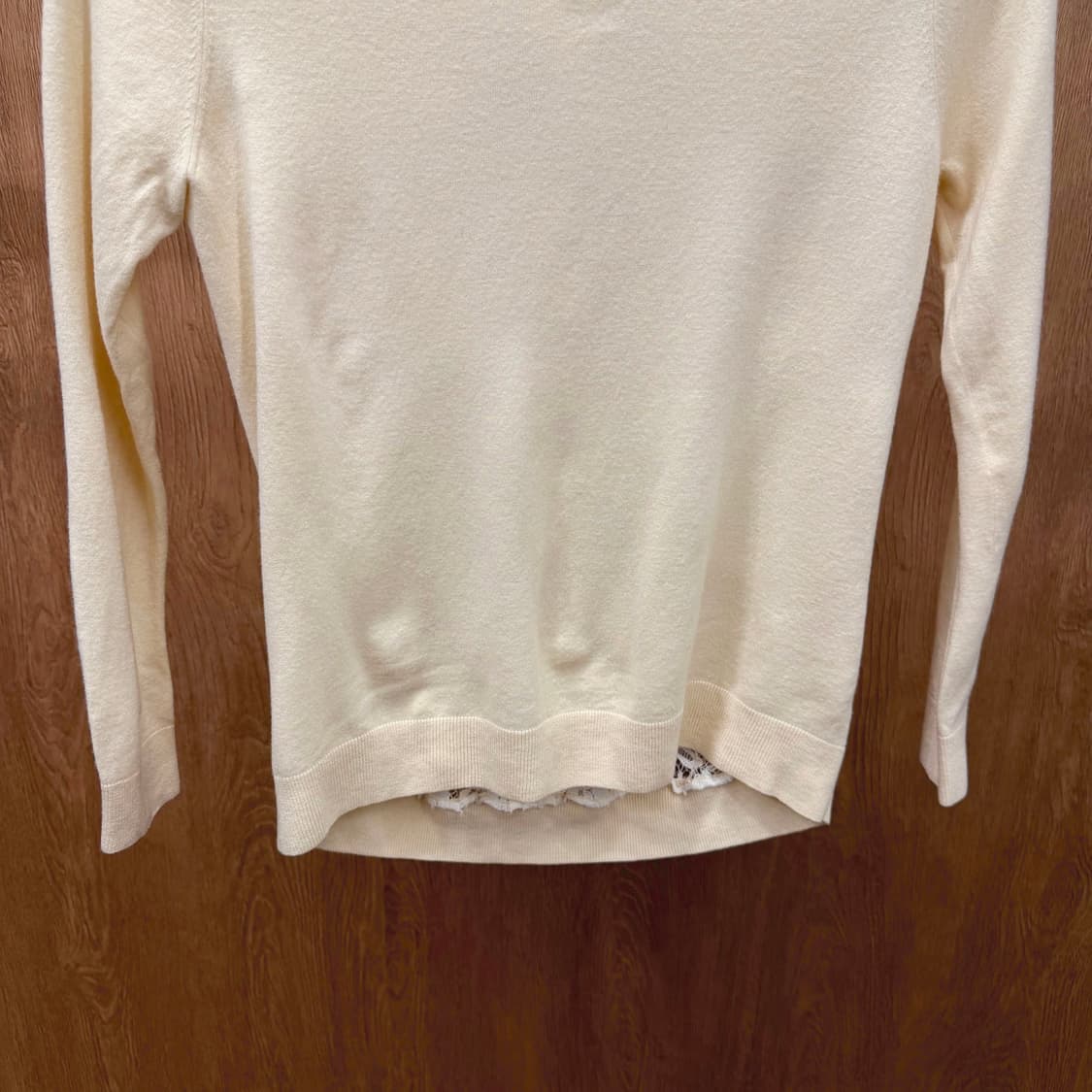 띠어리 니트 긴팔 플라워 패턴 레이스 언발란스 디테일 슬림핏 아이보리 상품이미지5