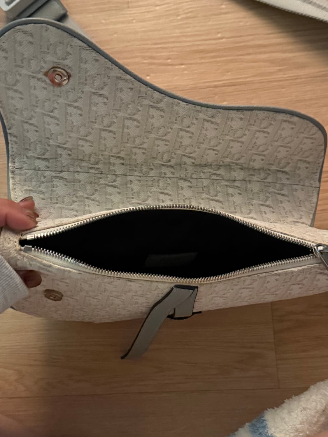 디올 오블리크 새들백 화이트 상품이미지7