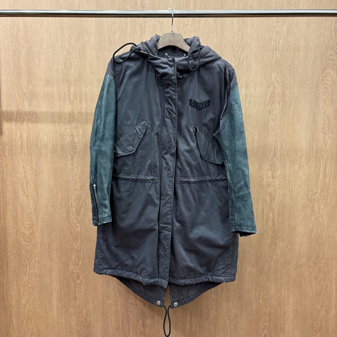 디젤 코튼 롱 후드 야상 자켓 레더 슬리브 밑단 피쉬테일 디테일 차콜 상품이미지2