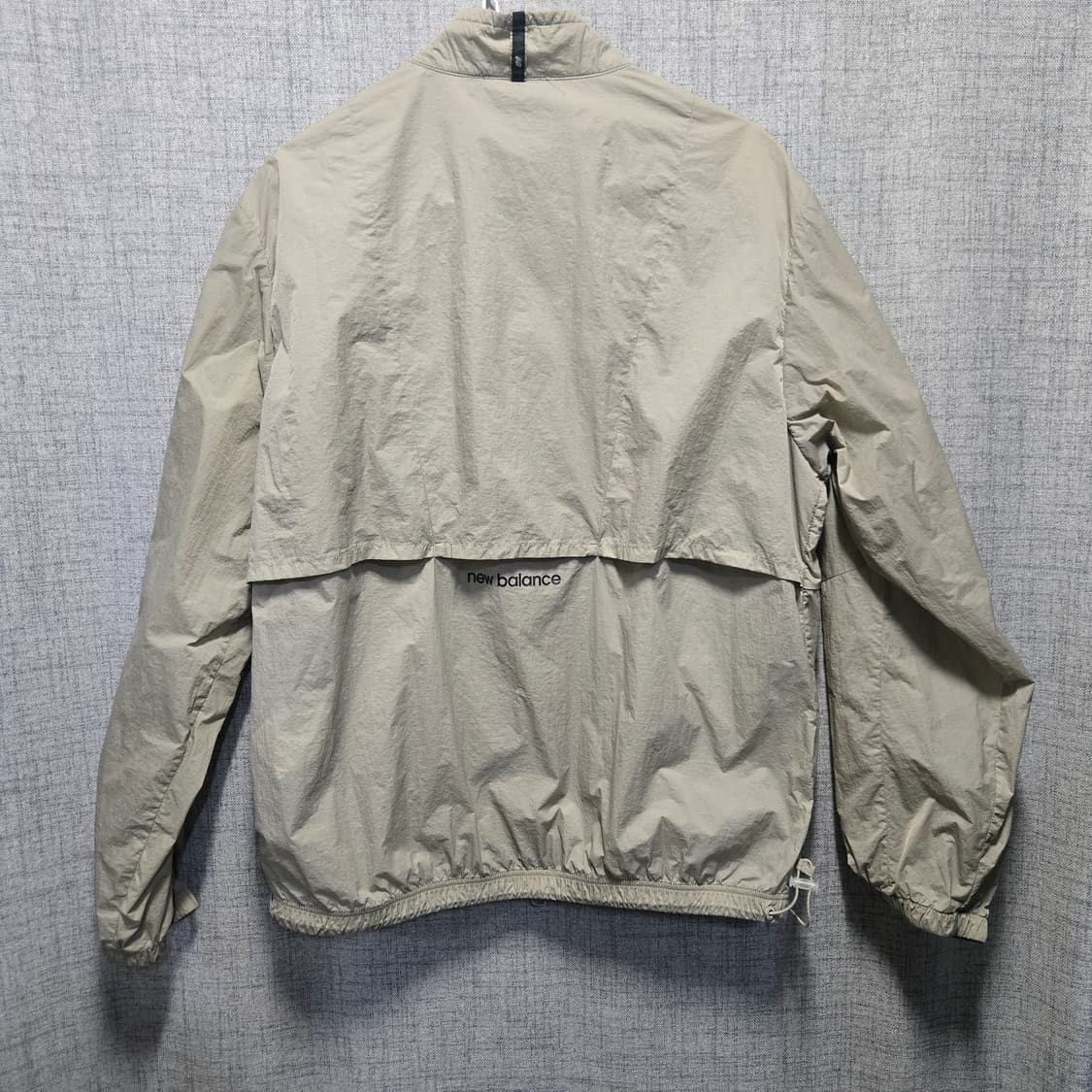 뉴발란스 베이지색 바람막이 자켓  상품이미지2
