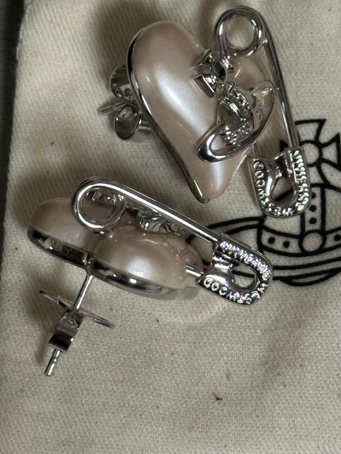 비비안웨스트우드 하트 세이프티핀 귀걸이  상품이미지4