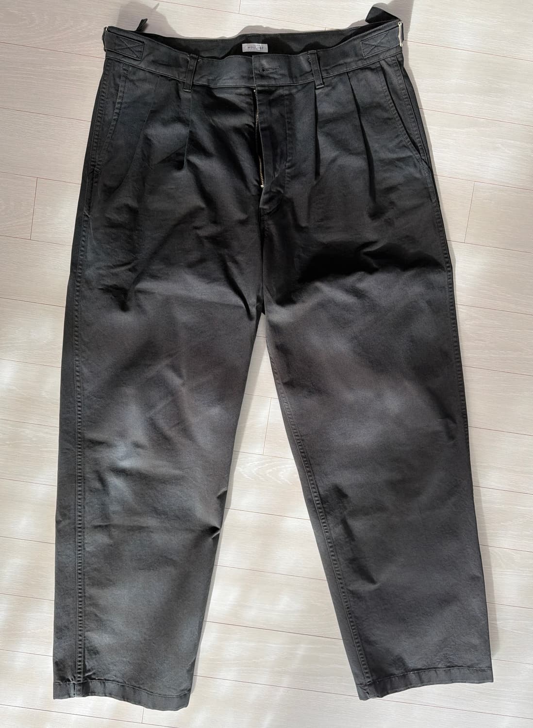 우드비 투턱 치노 팬츠 차콜 3사이즈 상품이미지1