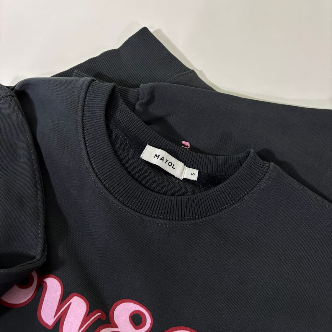 우먼FREE MAYOL 마욜 차콜 WOW 숏 맨투맨 상품이미지3