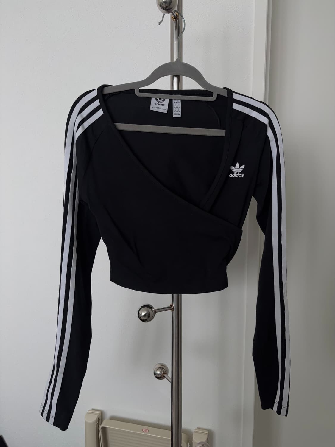 아디다스 브이넥 크롭탑 티셔츠 상품이미지3