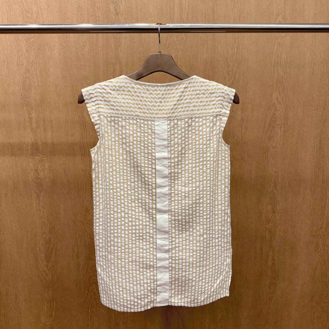 막스앤코 스트라이프 슬리브리스 블라우스 플리츠 패널 디테일 베이지 상품이미지3