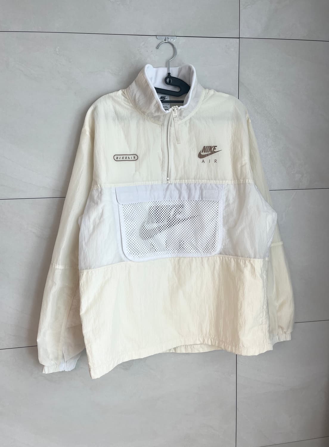 나이키 에어 우븐 라인드 바람막이 코코넛 밀크 [L] 판매합니다.

나이 상품이미지4