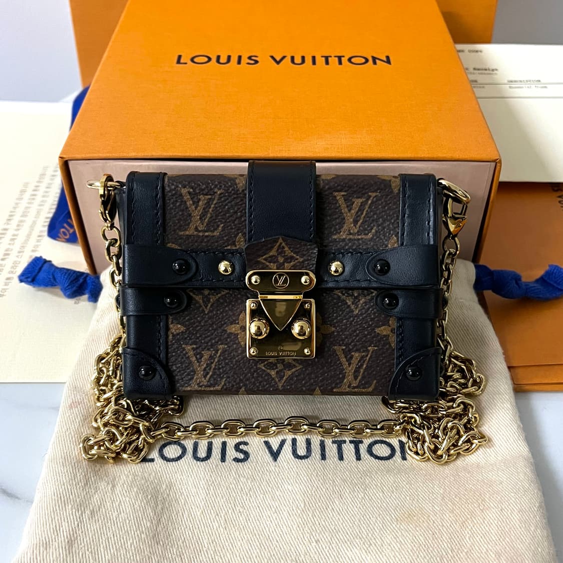 [S+급/정품] 루이비통 에센셜 트렁크 모노그램 체인 크로스백 가방 상품이미지1