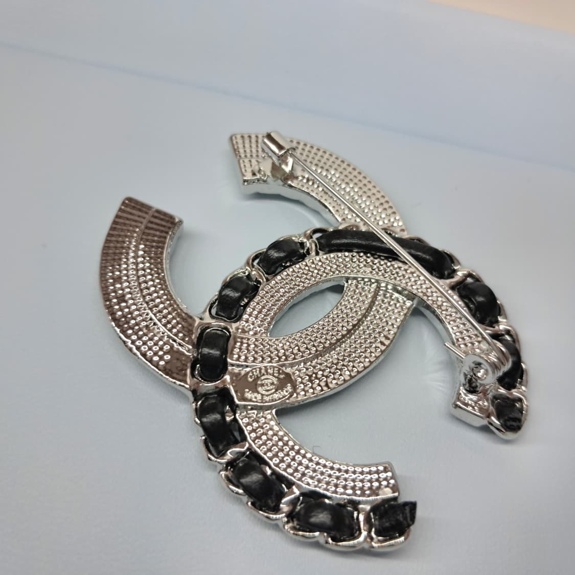 샤넬 브로치 실버 블랙 레더 빈티지 펜던트 상품이미지3