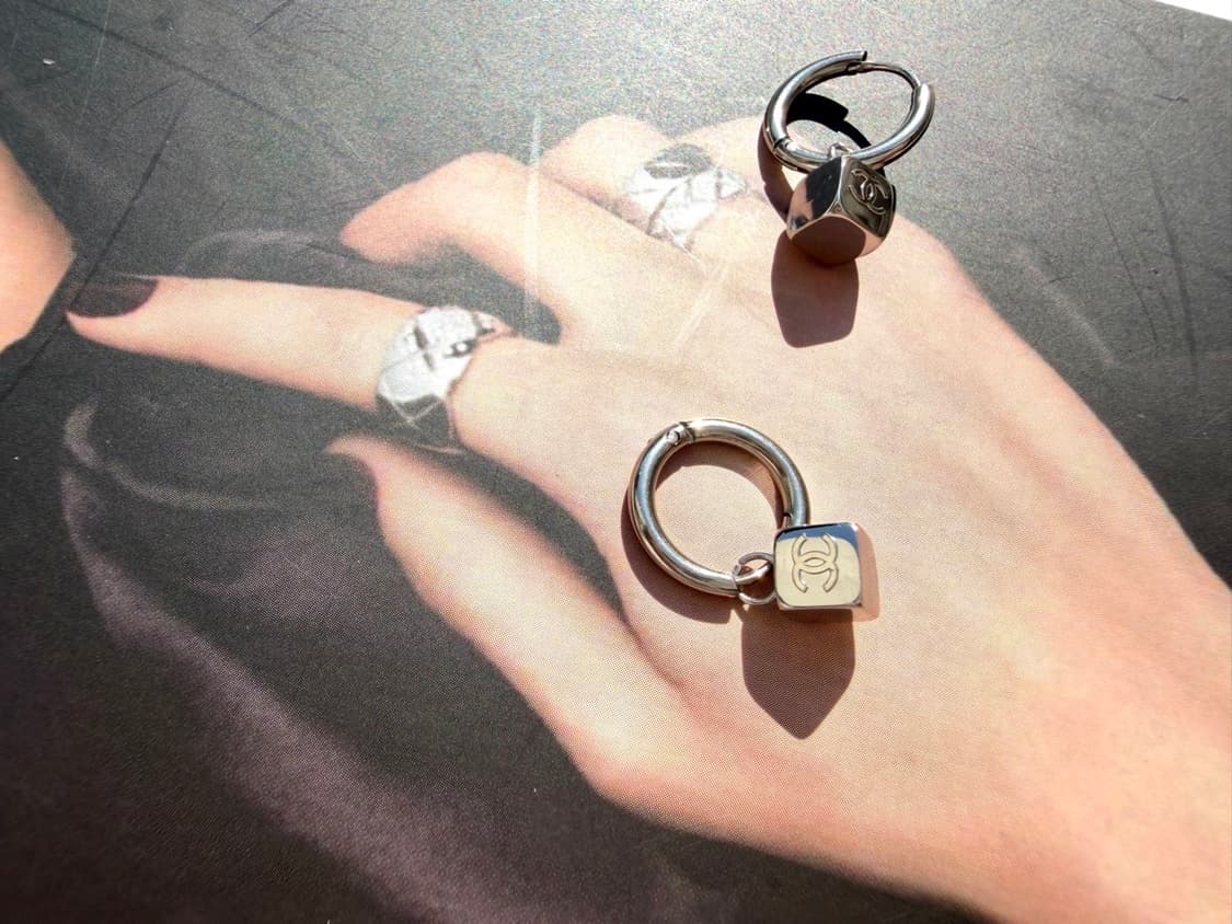 샤넬 링 큐브 이어링 실버 상품이미지4