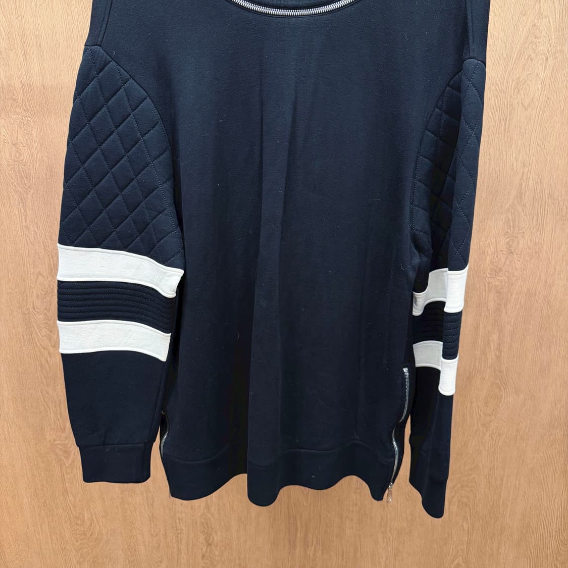 닐 바렛 맨투맨 스트라이프 배색 메탈 지퍼 다이아 퀄팅 패널 디테일 블랙 상품이미지5