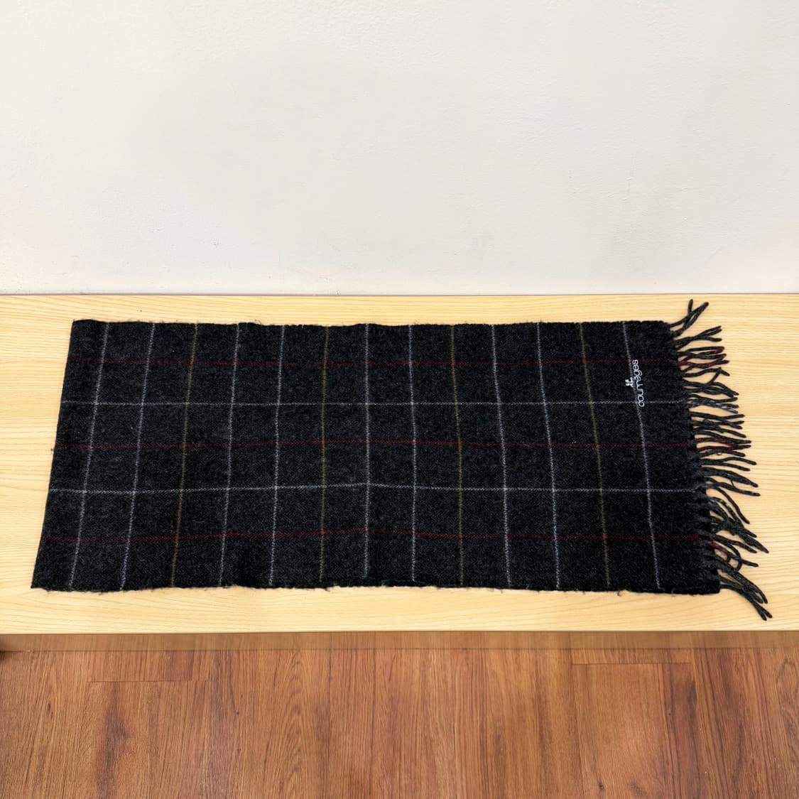 꾸레쥬 울 머플러 체크 라인 로고 자수 디테일 차콜 상품이미지3