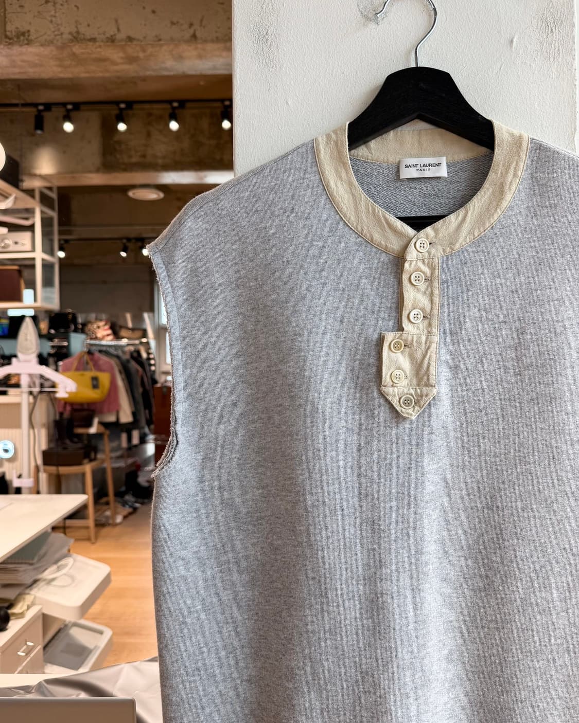 생로랑 그레이 17s 헨리넥 디스컷팅 슬리브리스 상품이미지3