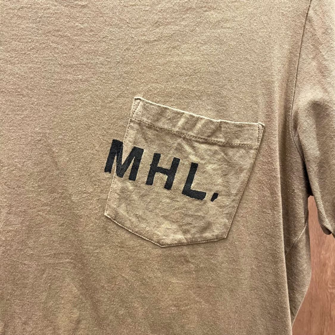 마가렛 호웰 반팔 티셔츠 로고 프린팅 체스트 싱글 포켓 디테일 카키 상품이미지6