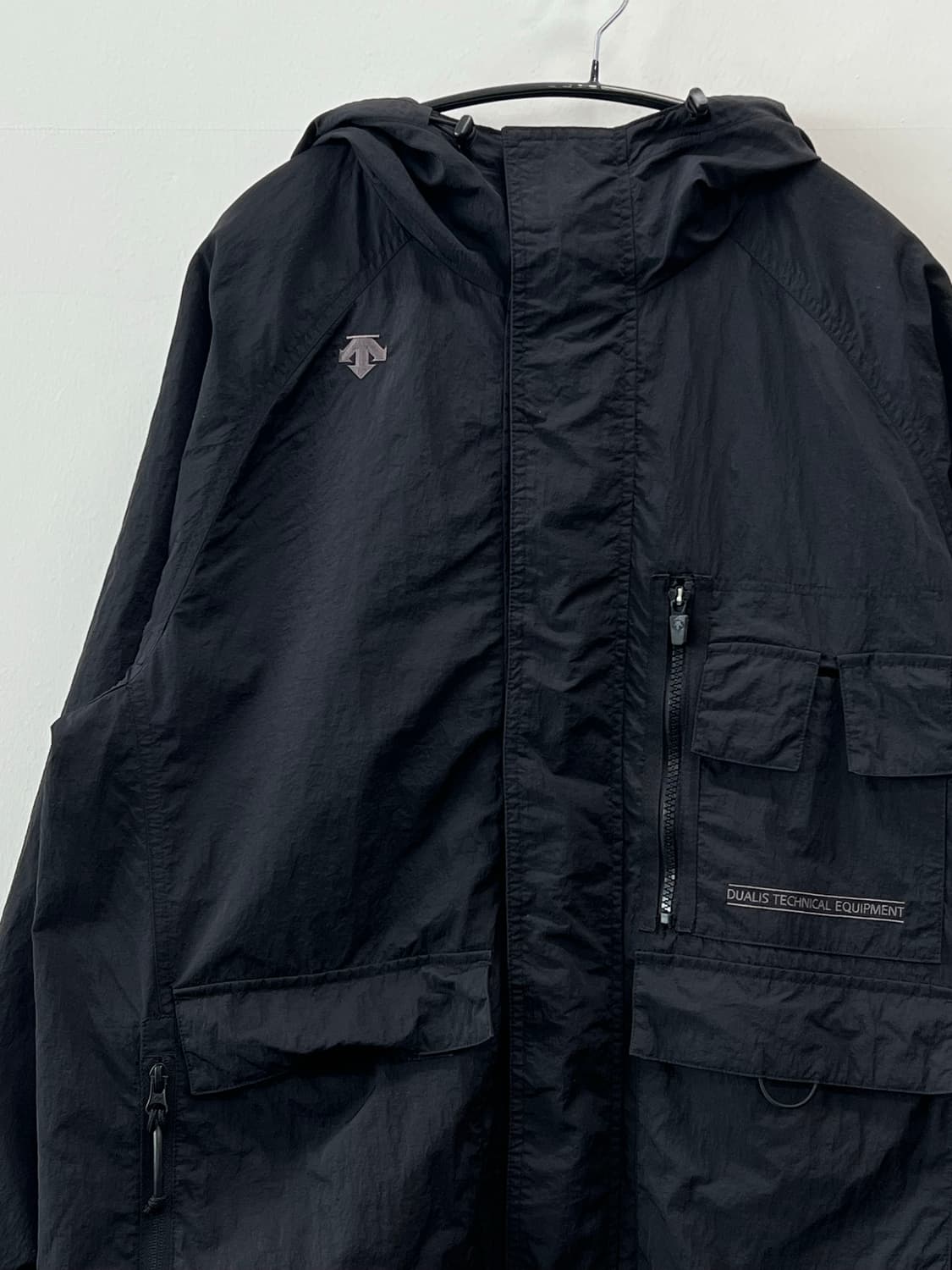 데상트 듀얼리스 후드 포켓 디테일 나일론 우븐 자켓 블랙  상품이미지3