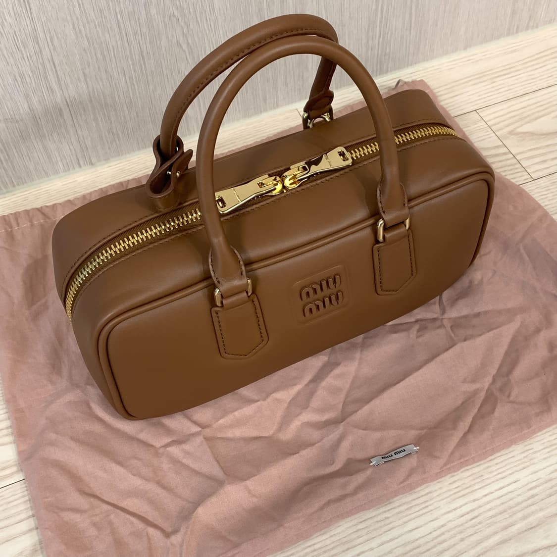 미우미우 레더 아르카디백 라지 꼬냑 수지 장원영 가방 상품이미지1