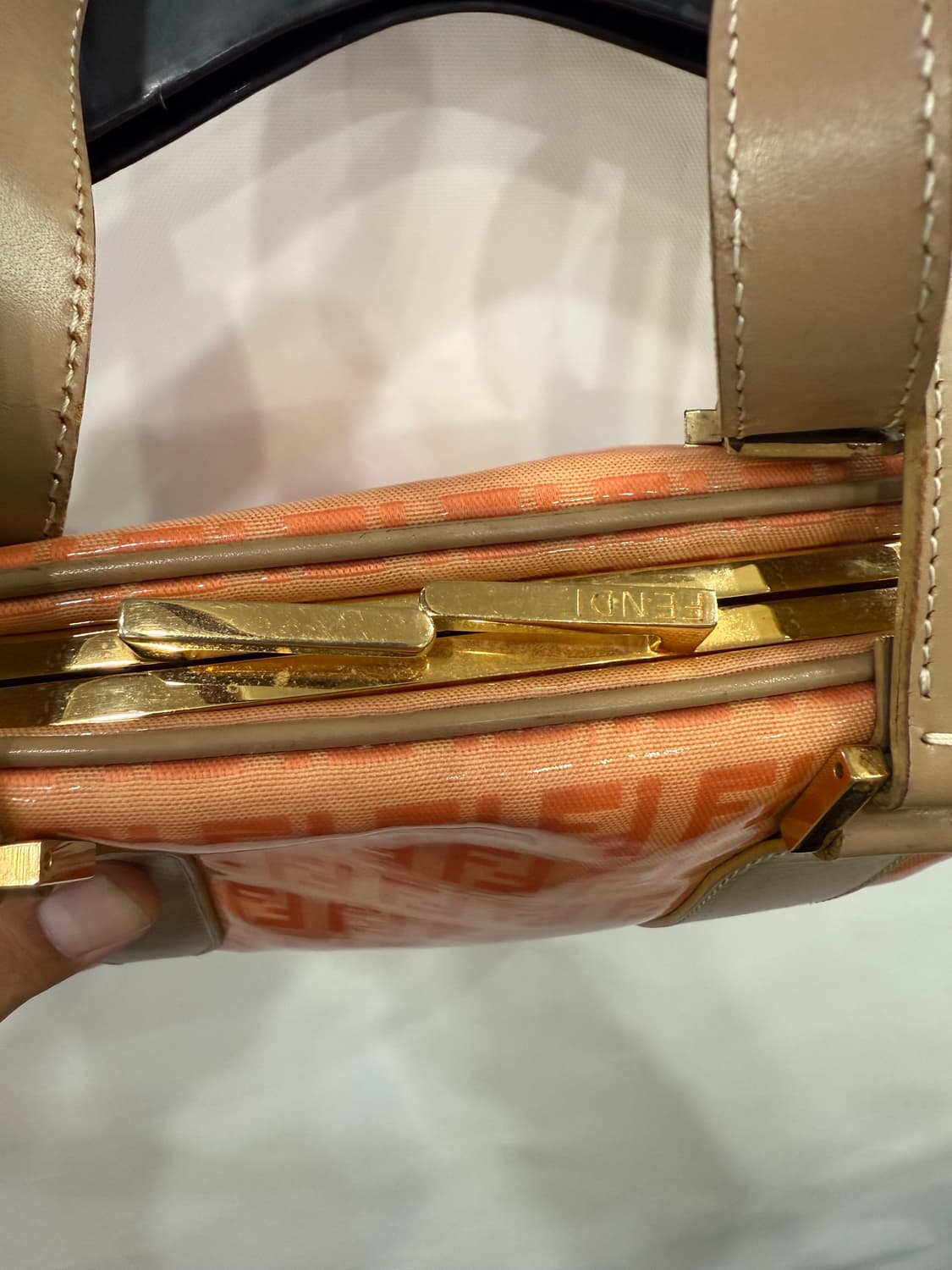 펜디 주카 패턴 토트백 오렌지 색상입니다 상품이미지4