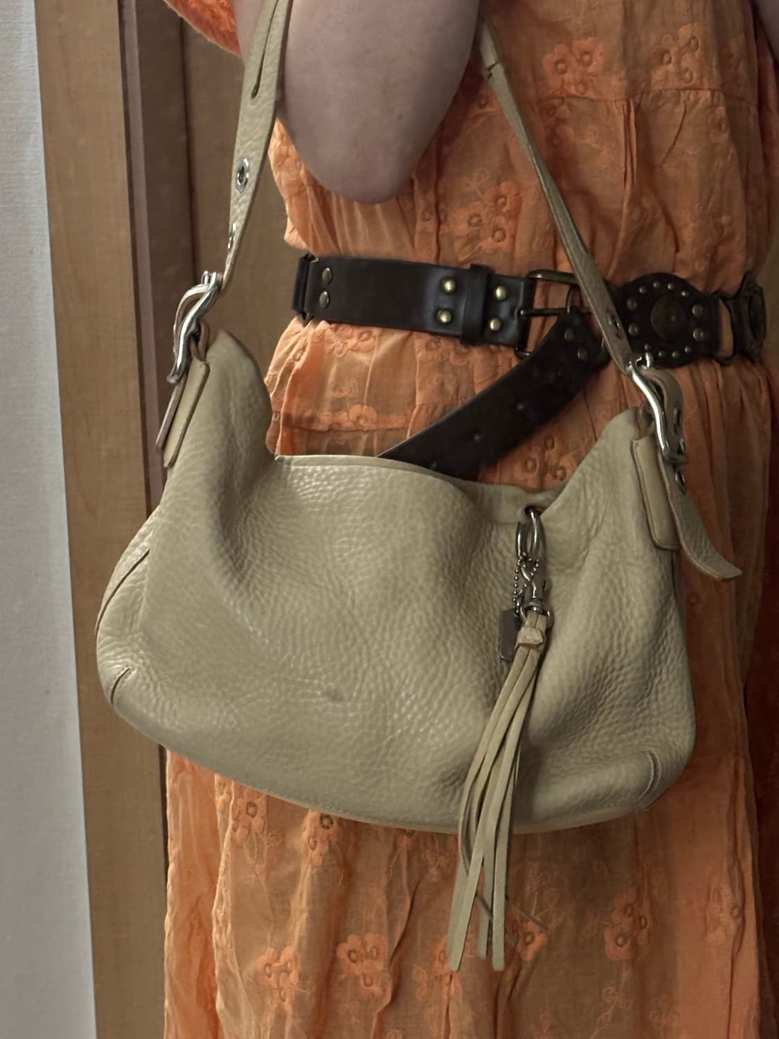 코치 크림 레더 숄더백 상품이미지2