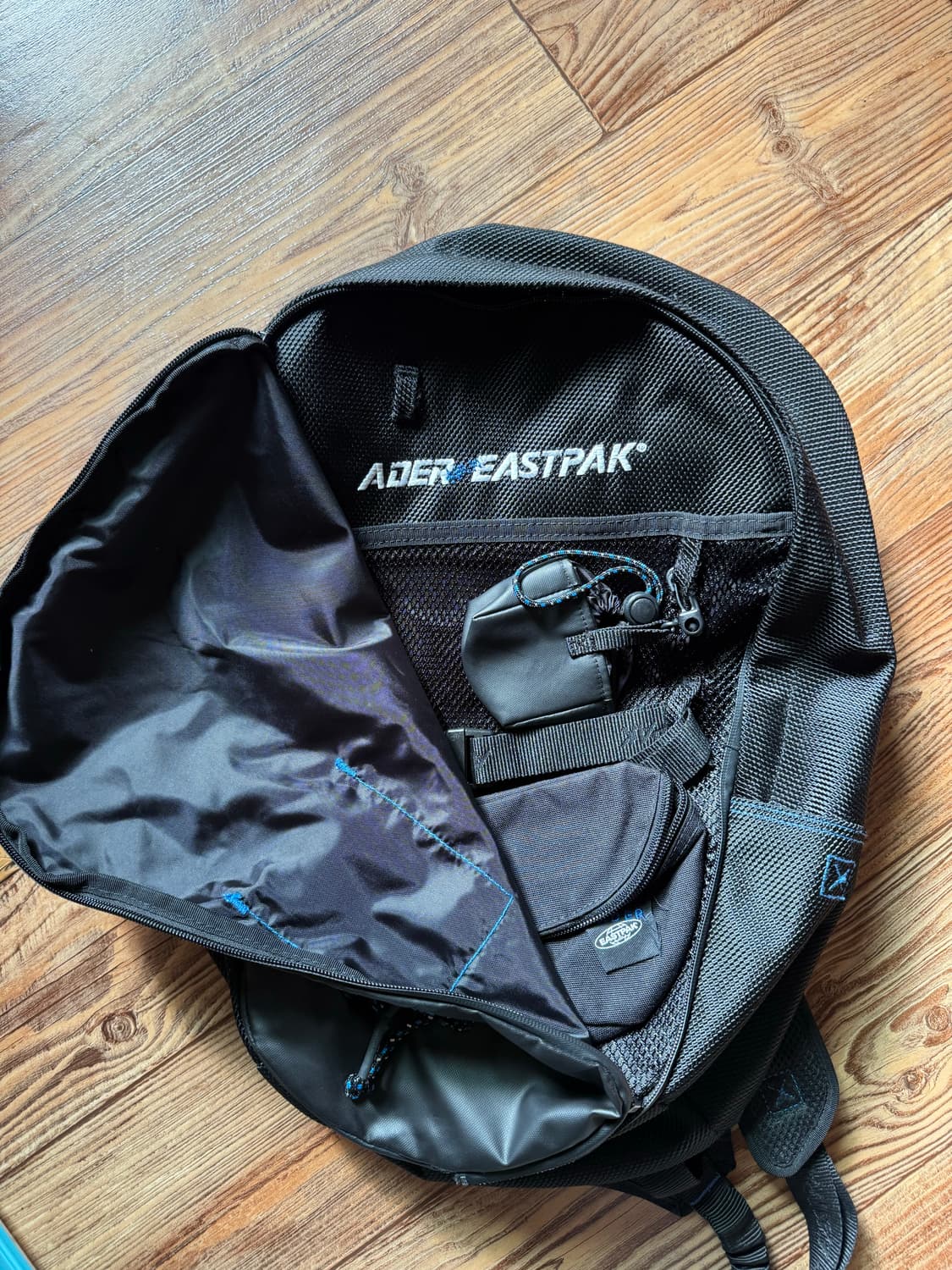 아더에러 이스트팩 업 다운 슬링백 블랙 상품이미지5