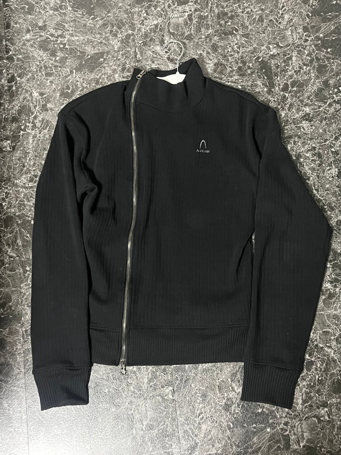 아캄 사이드 넥 집업 사이즈2[블랙] 상품이미지1