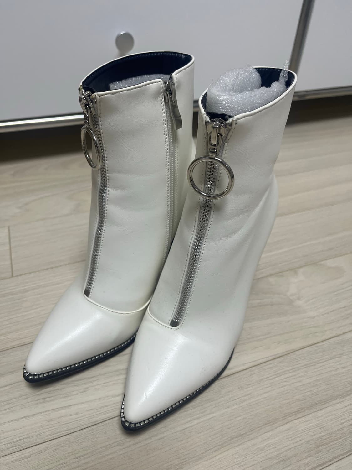 [솔트앤초콜릿]화이트 앵클 부츠 스틸레토 앞지퍼 240mm 37사 상품이미지1