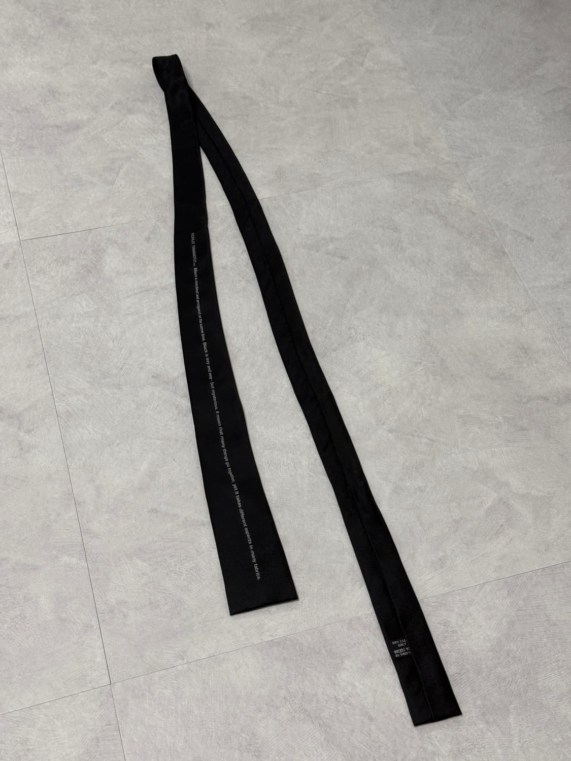 요지 야마모토 S'YTE 레터링 타이 블랙 상품이미지1