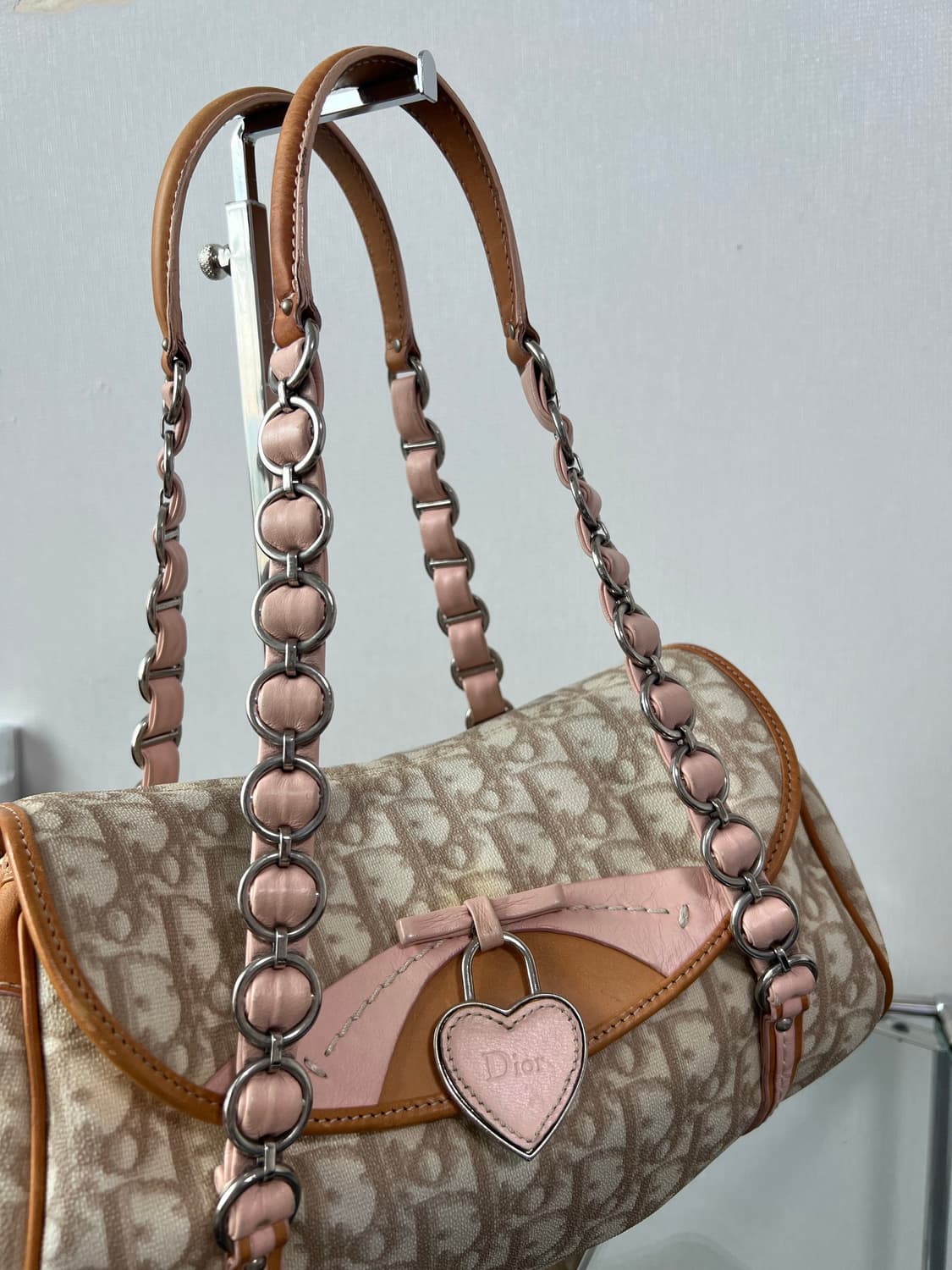 디올 로맨틱 트로터 하트 참 숄더백 베이비 핑크 상품이미지7