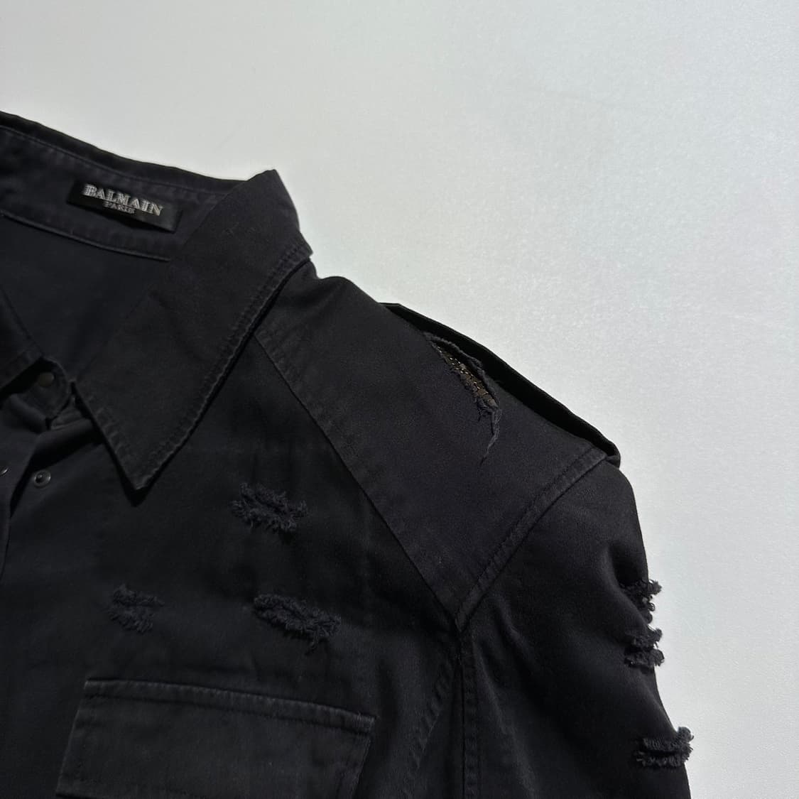 (매장판) BALMAIN 발망 파워숄더 데미지 셔츠 상품이미지4