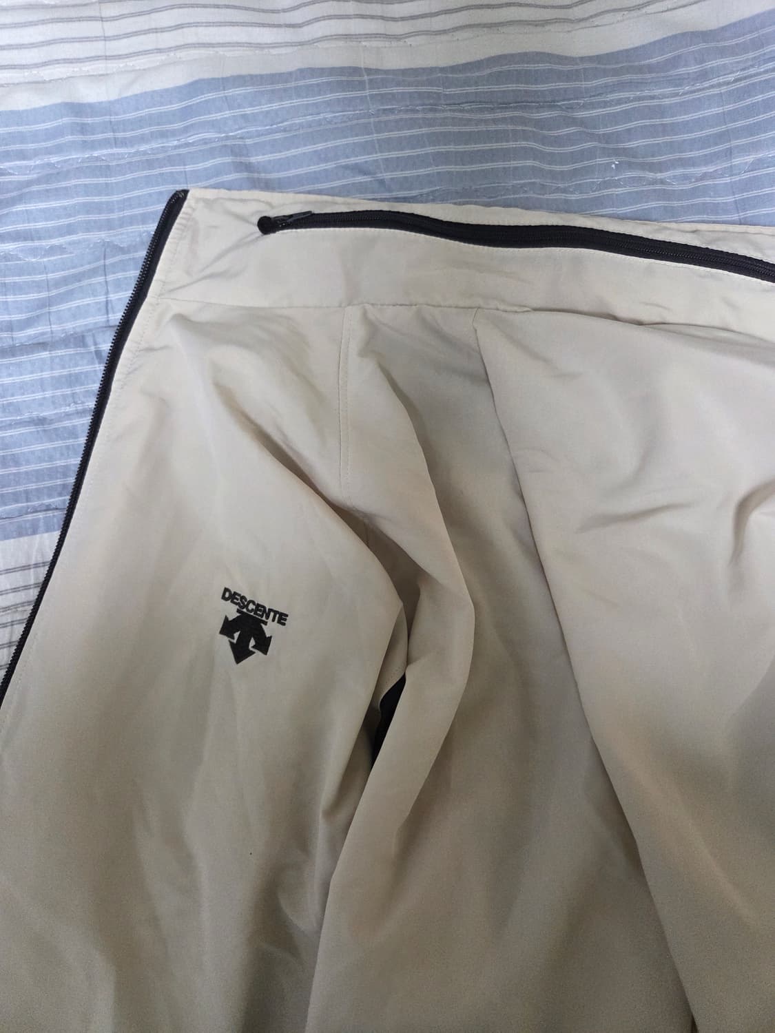 데상트 아이보리 후들후들 바람막이 상품이미지6