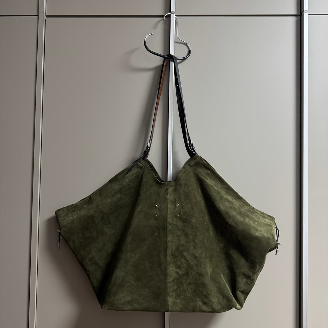 메종 마르지엘라 카키 스웨이드 숄더백 상품이미지1