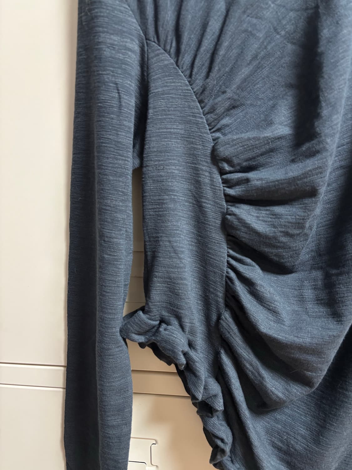 아우어솔티 셔링 프릴 티셔츠 (차콜) 상품이미지8