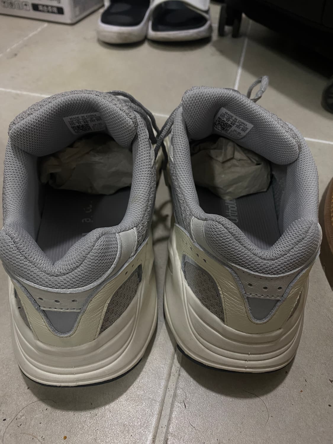 아디다스 이지 700 스태틱 295 상품이미지4