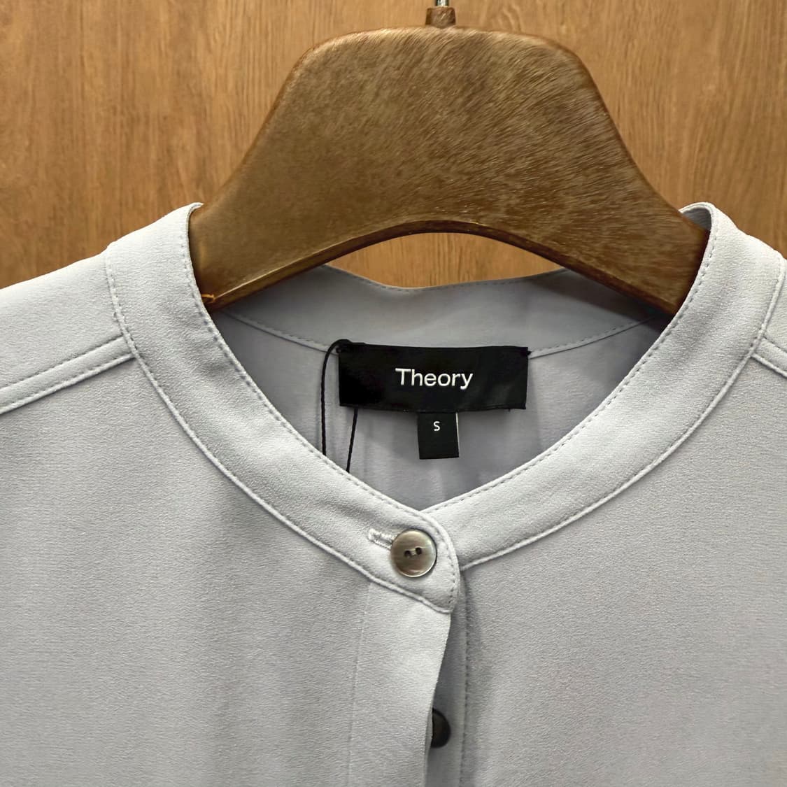 띠어리 슬리브리스 블라우스 밴드 카라 포켓 플리츠 디테일 라이트 블루 상품이미지6