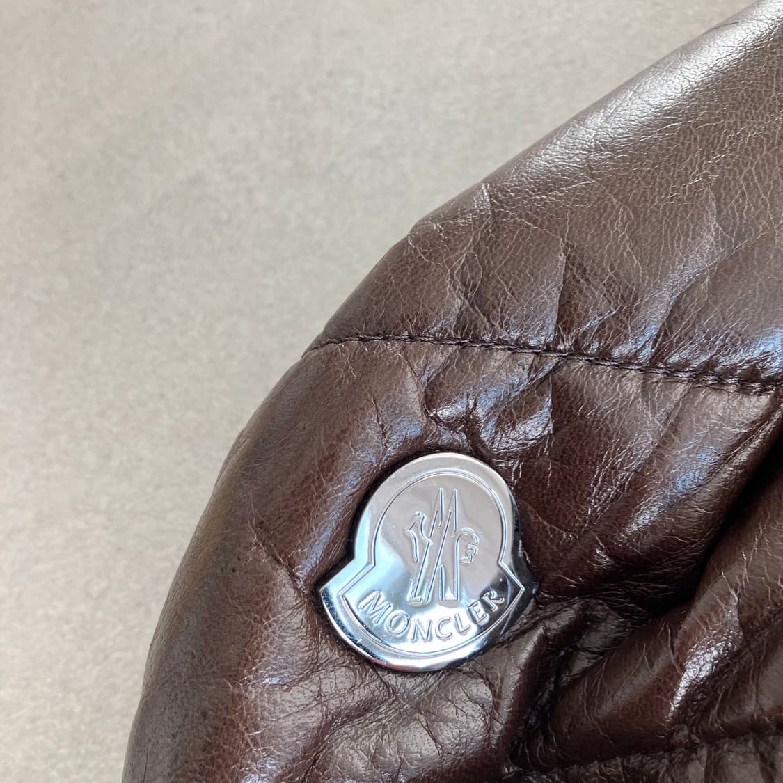 몽클레어 브라운 패디드 숄더백 상품이미지2