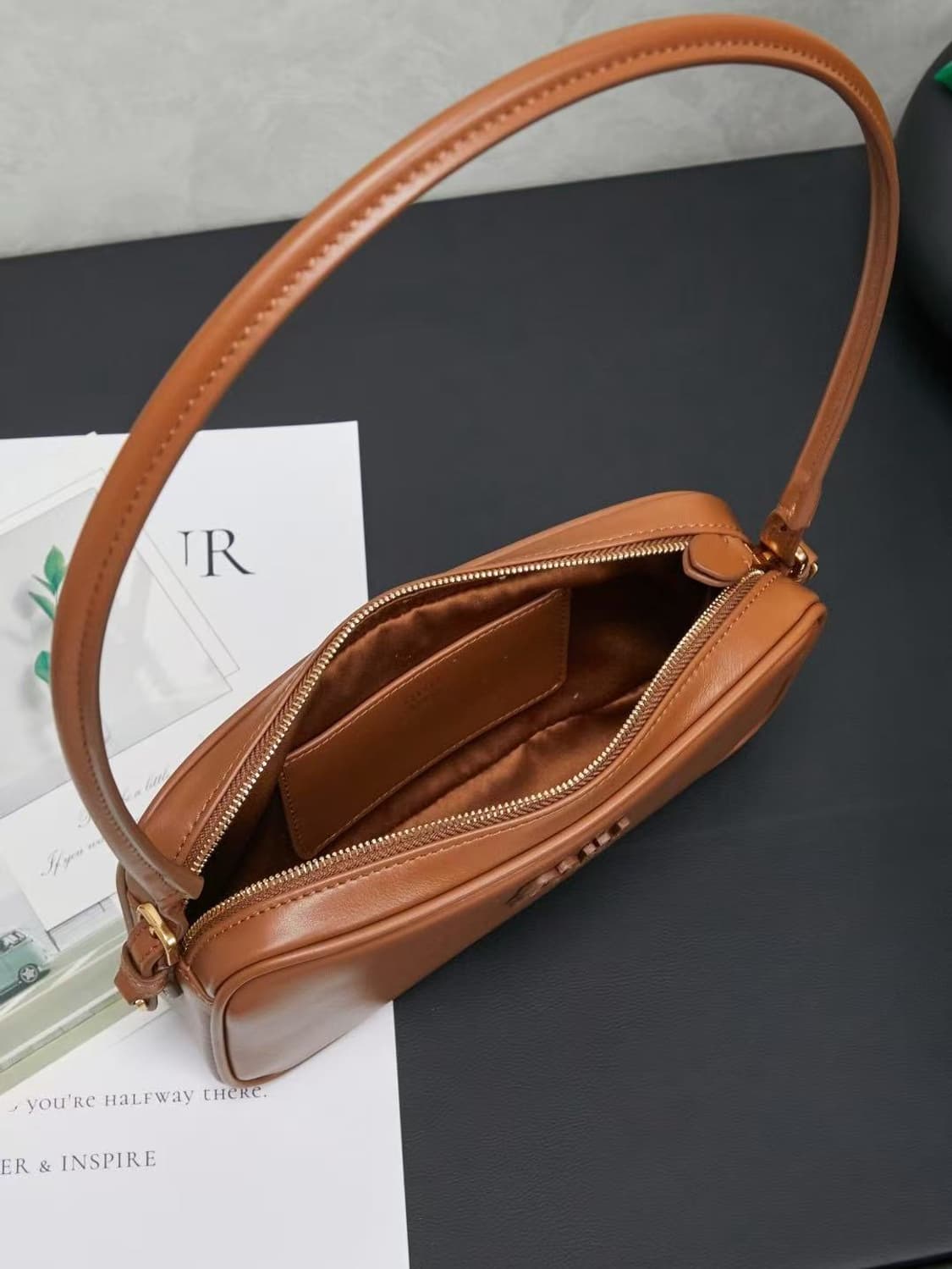 미우 미우 레더 파우치 꼬냑 상품이미지8