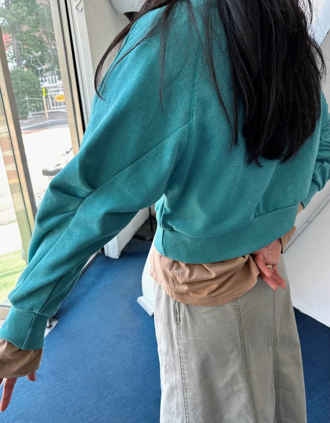 Design tuck sleeve cropped sweat P/O 상품이미지7