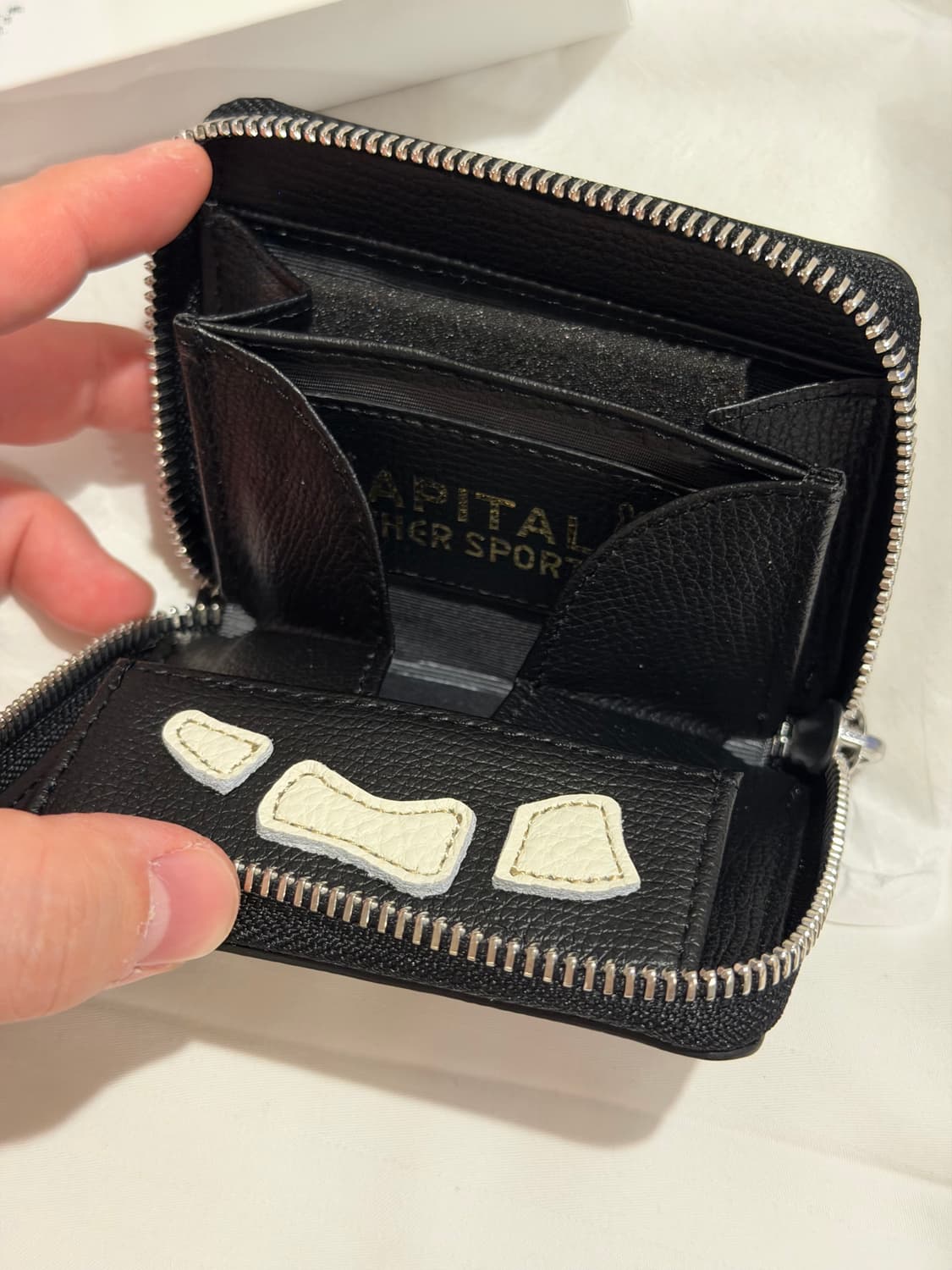 캐피탈 떰즈 업 본 핸드 집 미니 지갑 블랙 상품이미지3