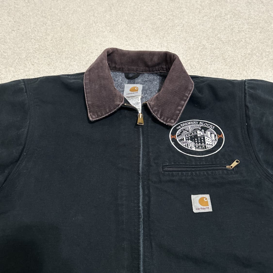 칼하트 J01 브루너 블록스 커스텀 디트로이트 자켓 블랙 상품이미지2