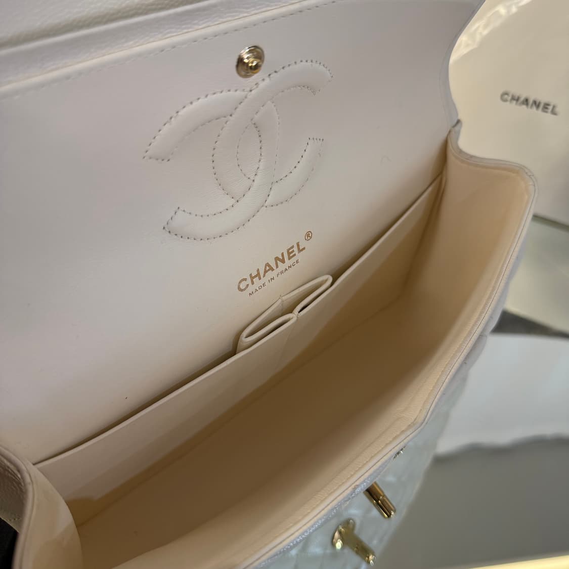 샤넬 A01112 클래식 미디움 플랩백 상품이미지10