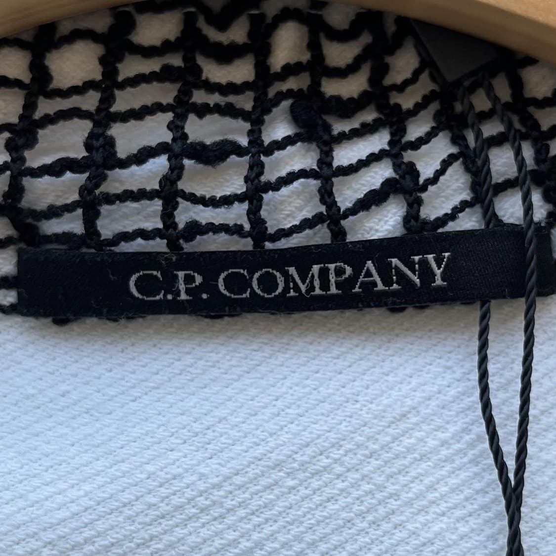 씨피 컴퍼니 블랙 스퀘어 와펜 화이트 코튼 후드집업 상품이미지8