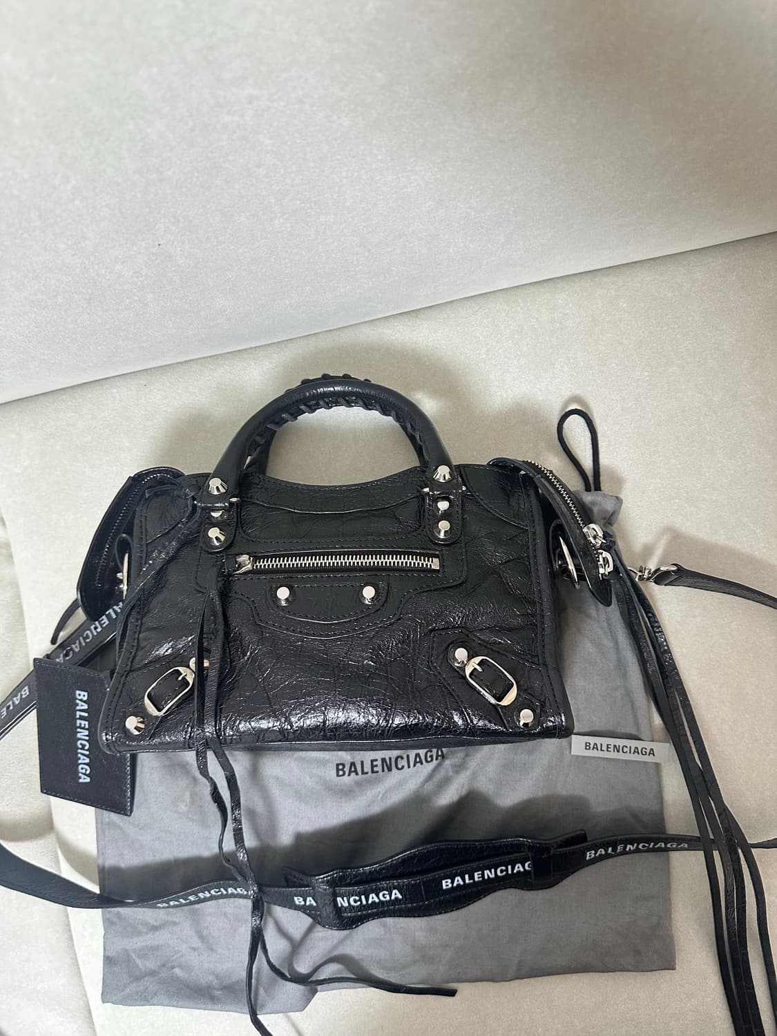 [SA 정품] 발렌시아가 로고스트랩 시티 모터백 블랙 상품이미지3