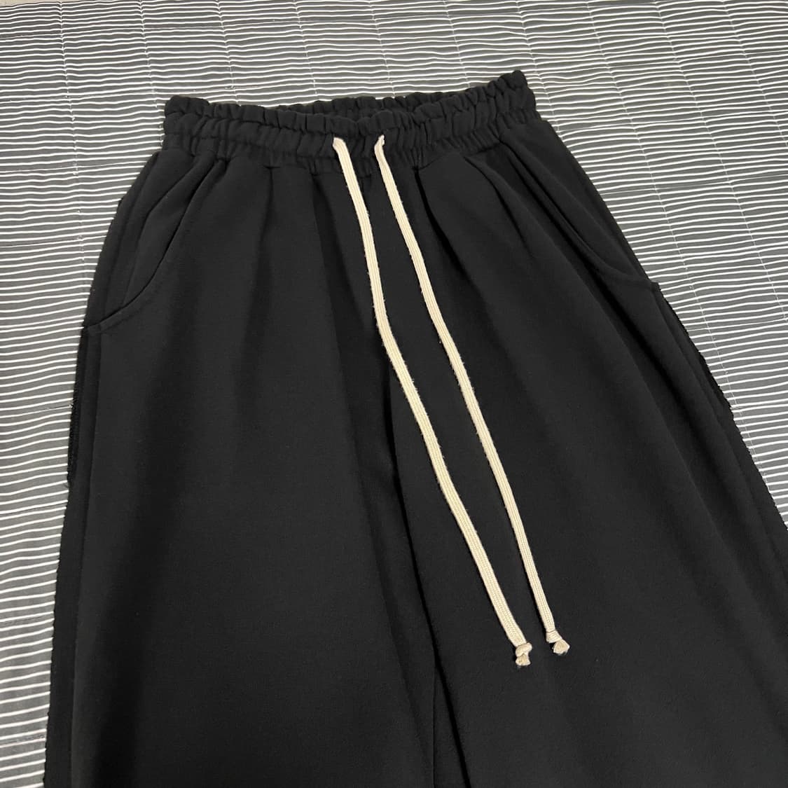 어텐션로우 사이드컷 와이드 스웻 팬츠 블랙 2size 상품이미지2