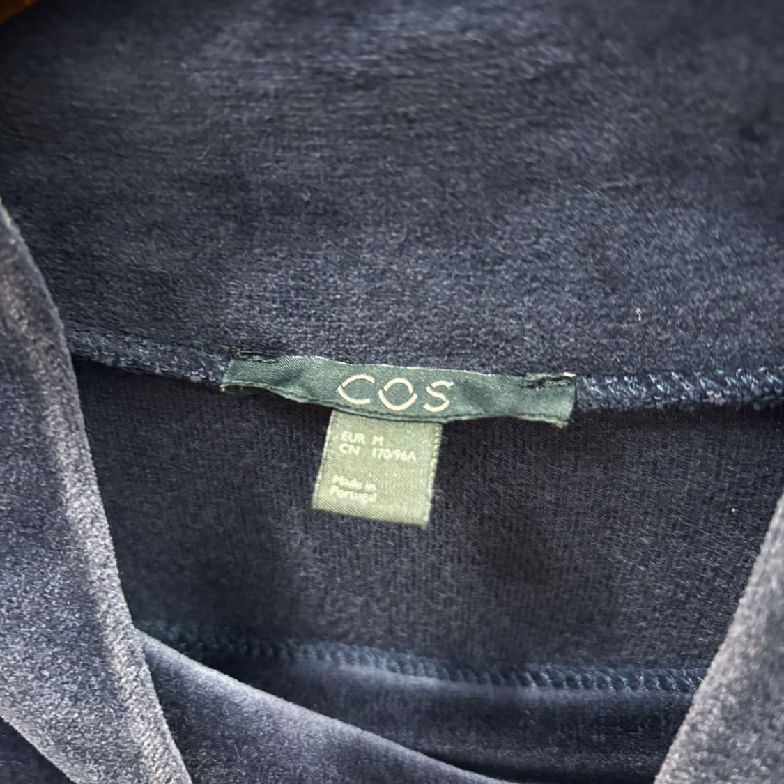 코스 하이넥 루즈핏 긴팔 티셔츠 벨벳 텍스처 드롭 숄더 디테일 네이비 상품이미지6