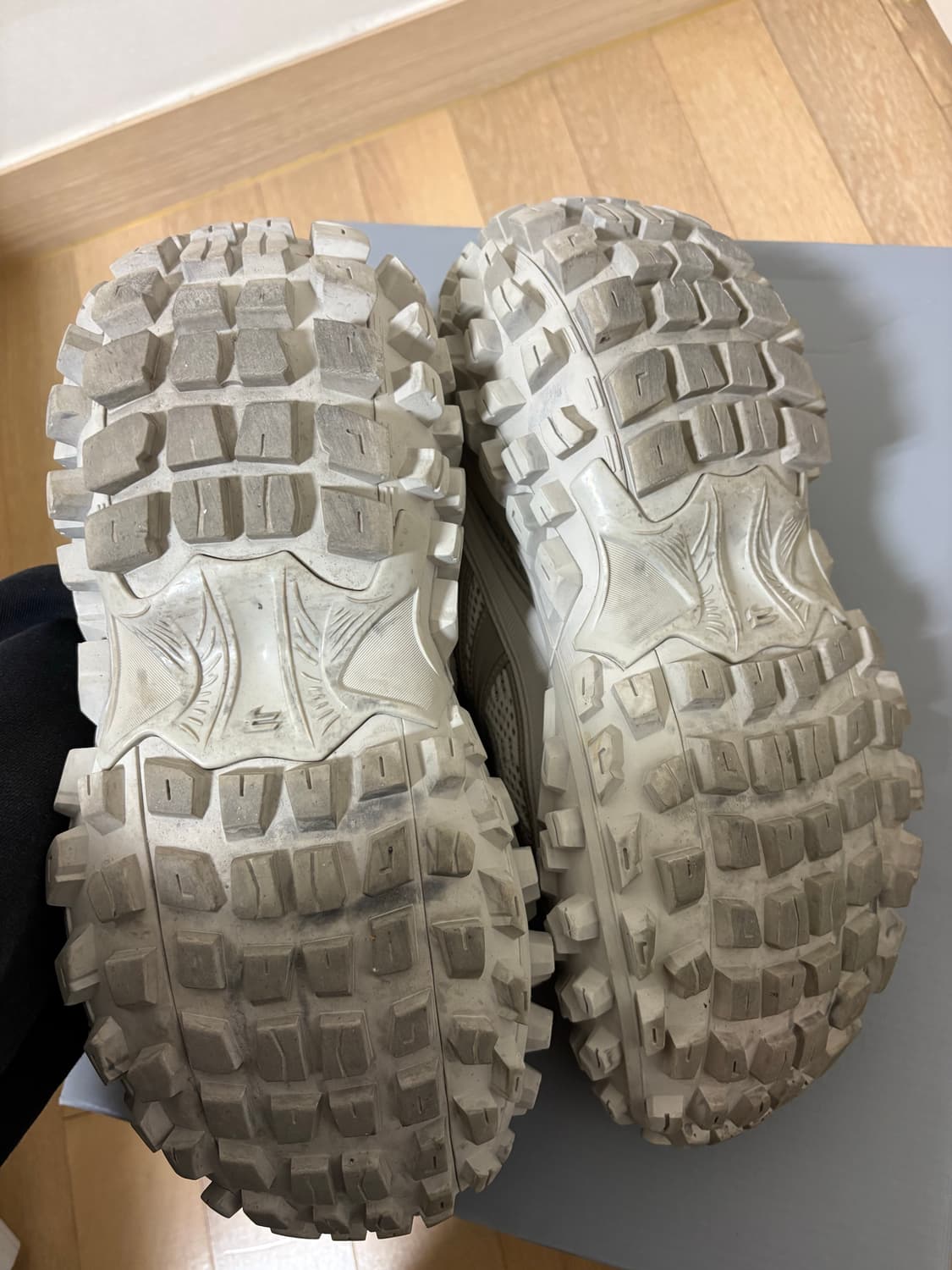 발렌시아가 디펜더 43 베이지 풀박 상품이미지3