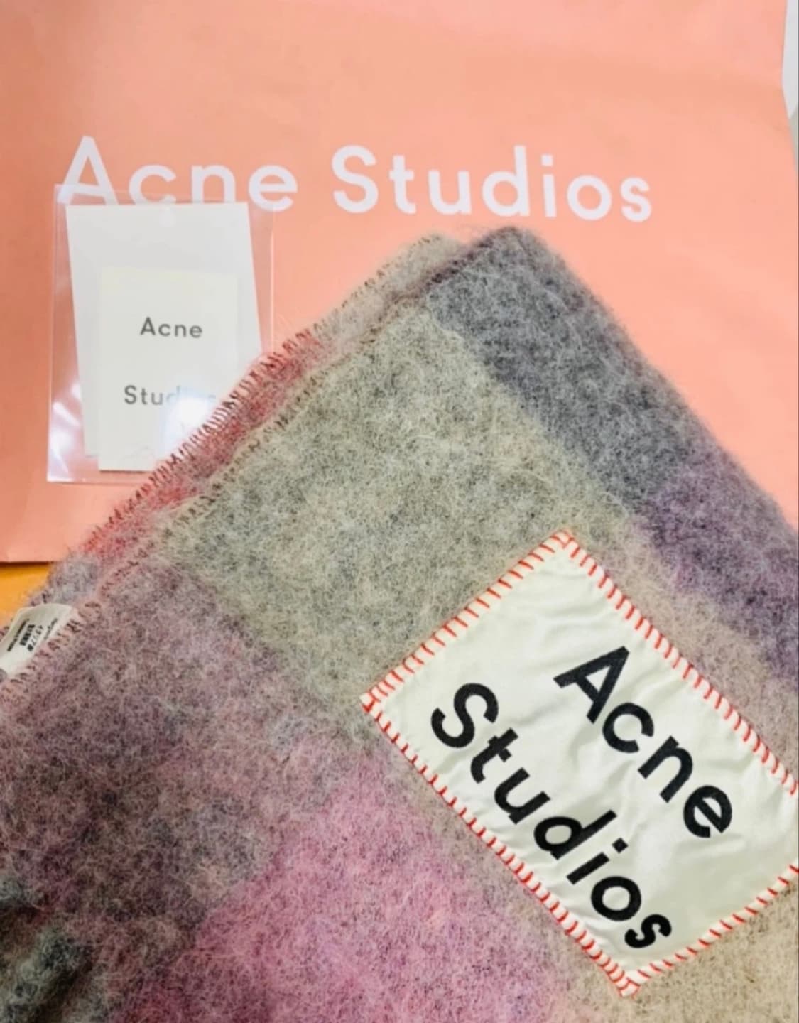 아크네스튜디오 머플러 푸시아라일락 올드택(조이 착용) 상품이미지2