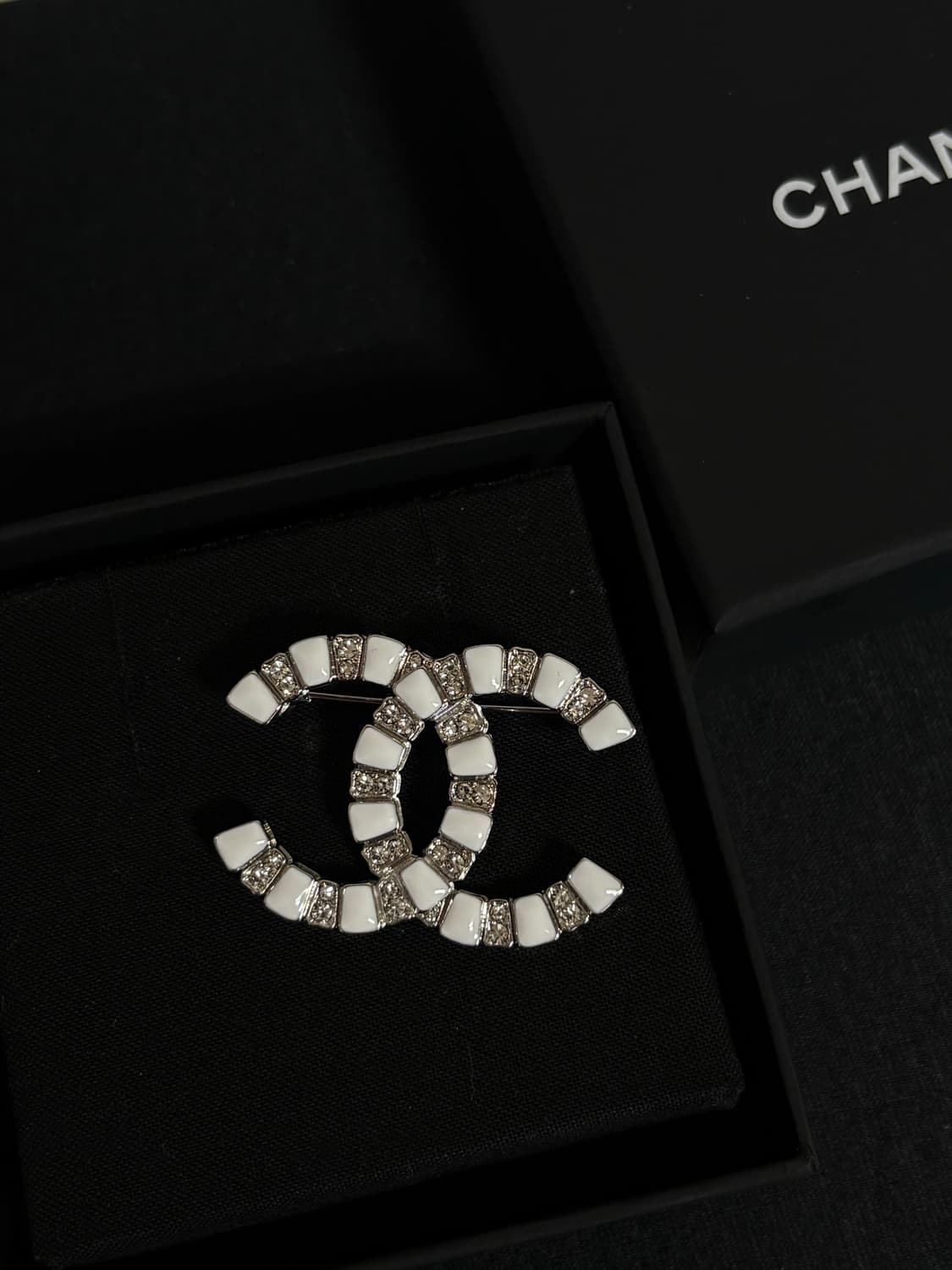 샤넬 cc로고 정품 업사이클링 실버 화이트 에나멜 브로치 상품이미지3