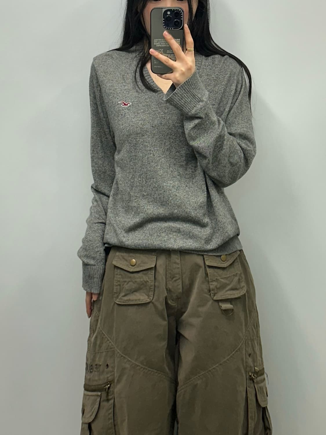 홀리스터 자수로고 그레이 브이넥 니트 상품이미지1