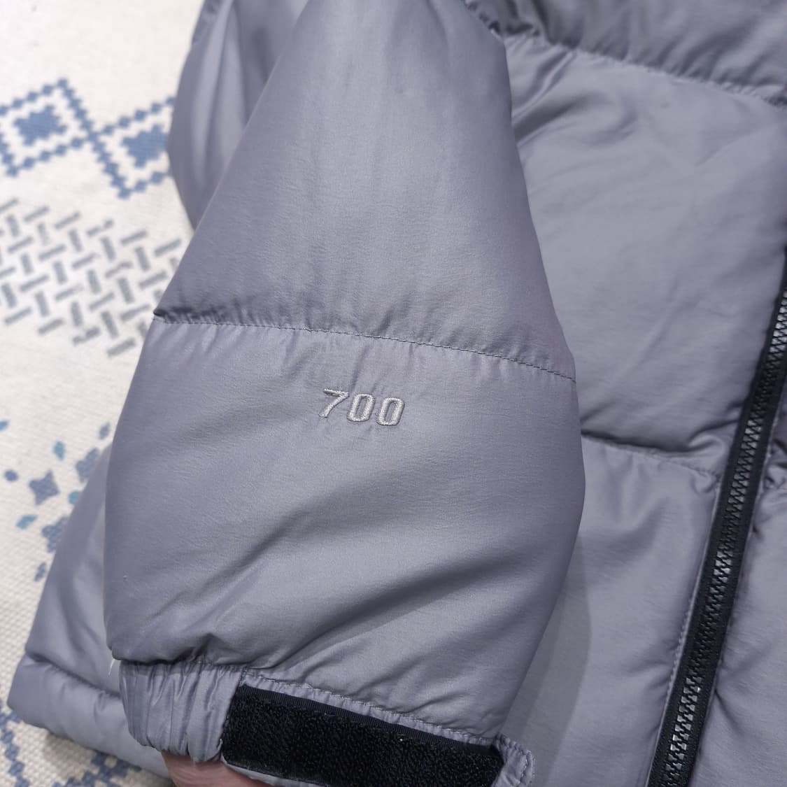 노스페이스 700 그레이 블랙 배색 눕시 화이트라벨 거위털 구스다운 패딩 상품이미지4
