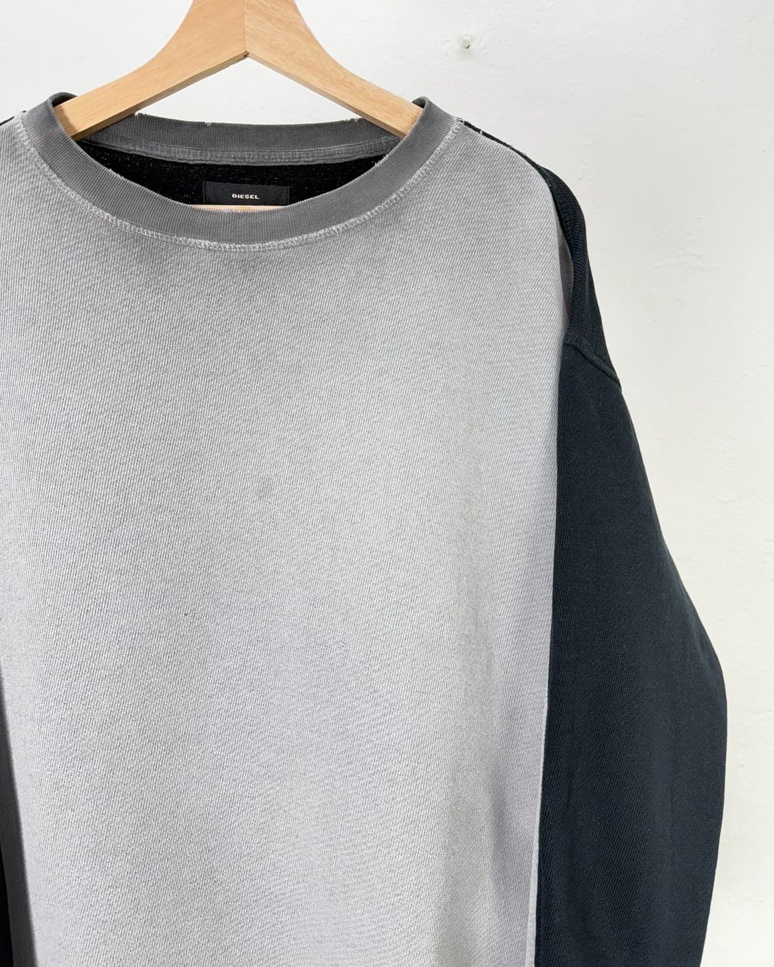 디젤 투톤 페이퍼 디스트레스드 크루넥 스웨트 셔츠 상품이미지3