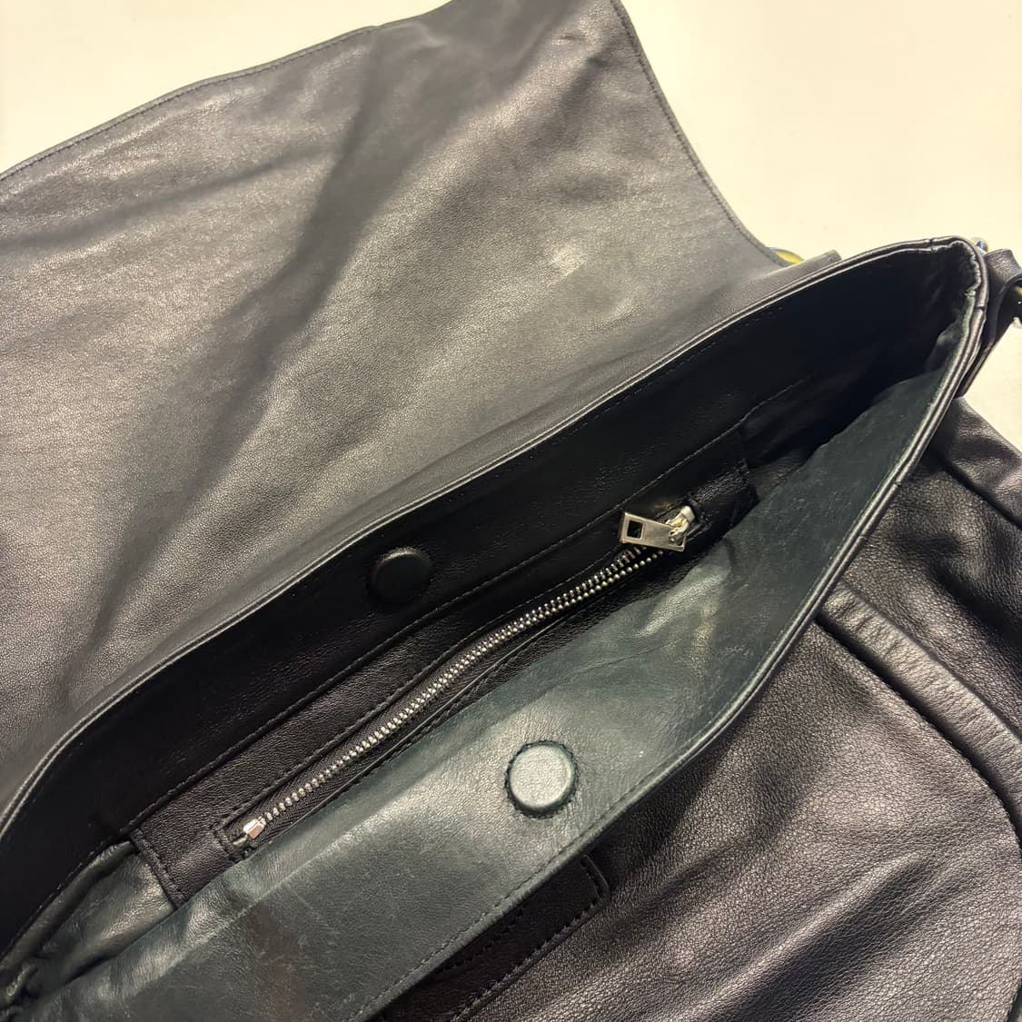 마뗑킴 파리 미들백 가죽 체인 숄더백 블랙 상품이미지4